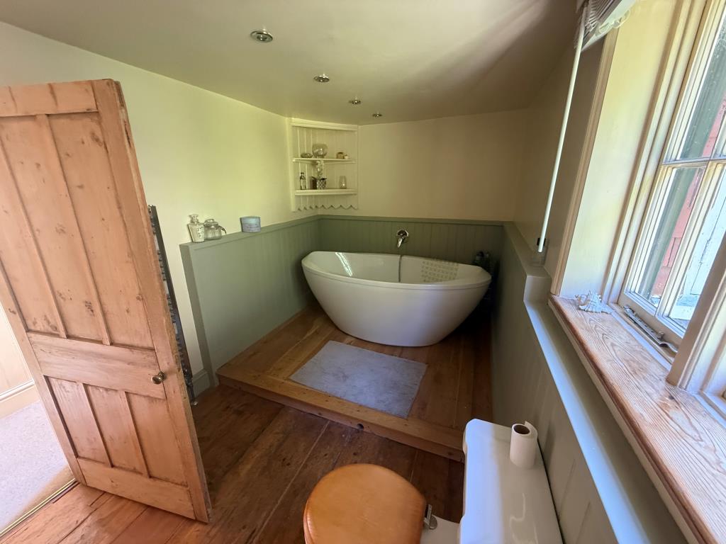 Lot: 119 - DETACHED HOUSE AFFECTED BY LANDSLIP - Bathroom